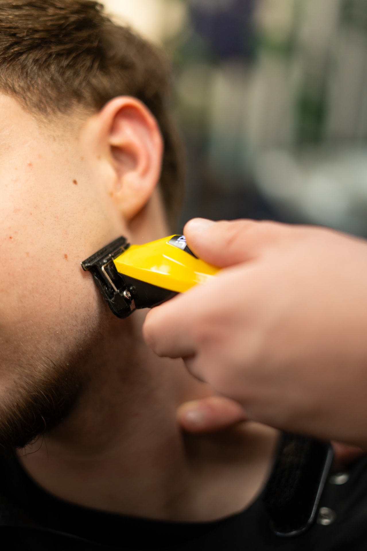 Trimmer detail bij oor